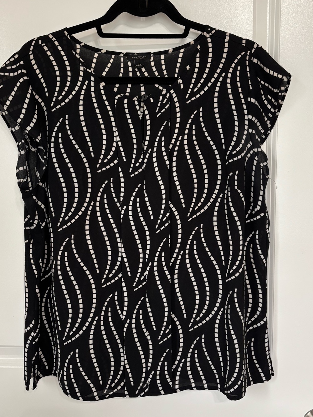 Ann Taylor Factory Black & White Wave-Print Short Sleeve Blouse in size large.